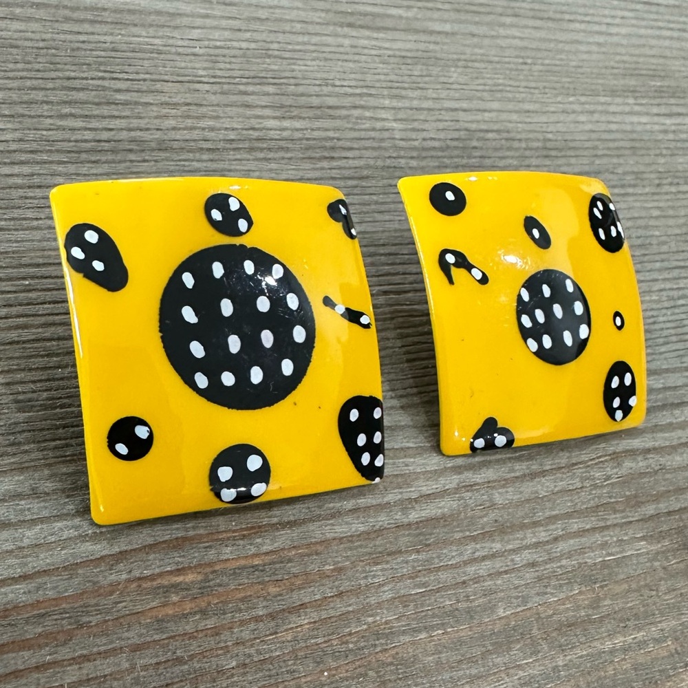 Vintage Yellow Polka Dot Earrings – 1980s Graphic Square Studs Statement Jewelry - Picture 6 of 7